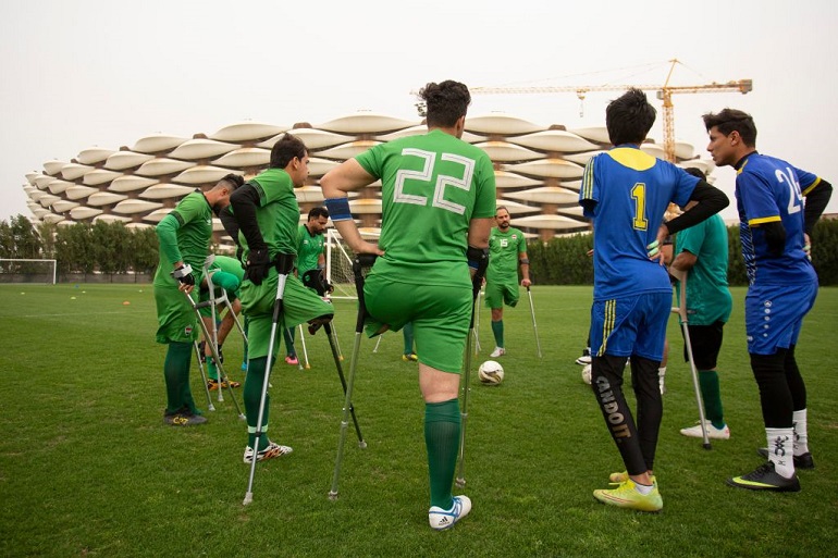 يزرعون الأمل على أنقاض العنف.. عراقيون يؤسّسون فريق كرة قدم لمبتوري الأطراف